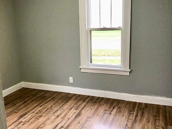 4th image of 1823 Seymour Ave