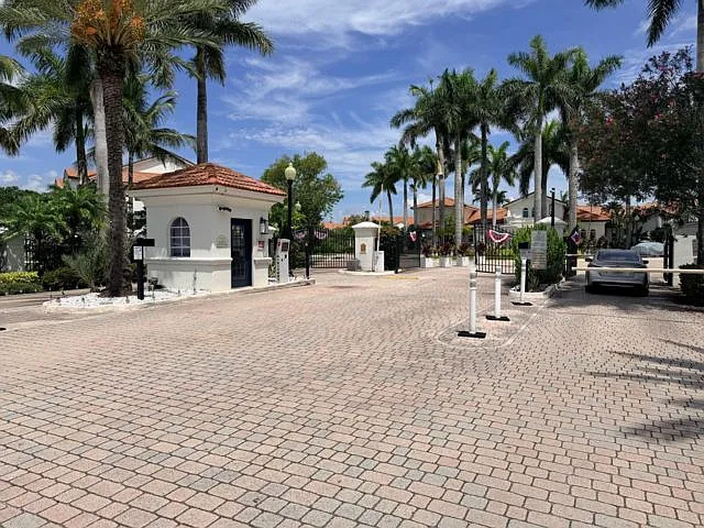 2 bed, 2.0 bath, 1266 sqft, $2,200 — Photo 2