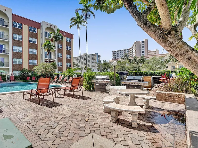400 N Riverside Dr #410 — Photo 31