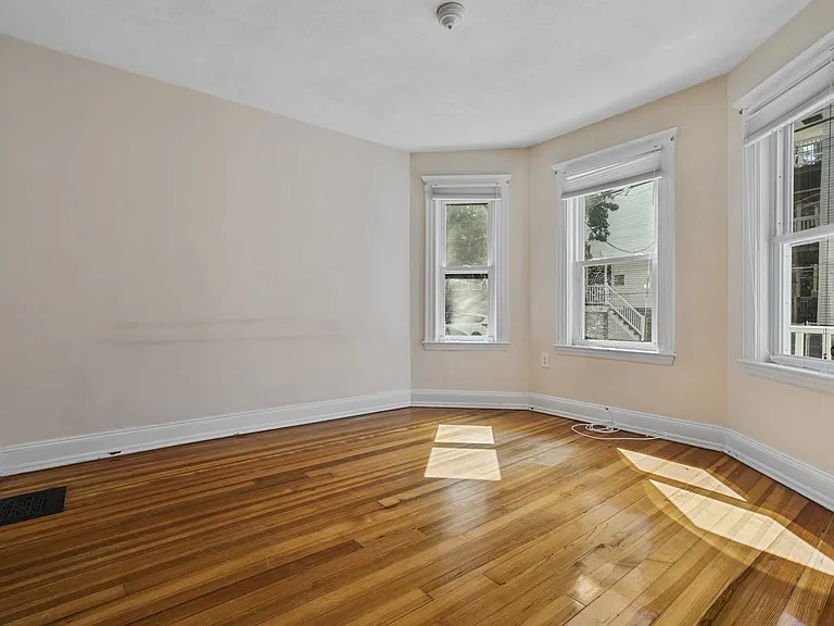 31 Harold St — Photo 11