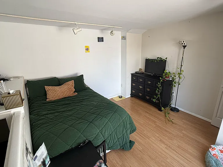 2nd. floor bedroom (also makes for a great office or artist-studio)