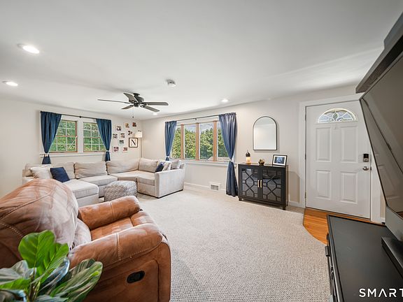 3rd image of 4 Gloria Avenue
