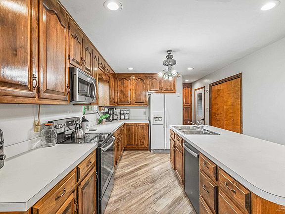 2nd image of 1737 Crest Ln