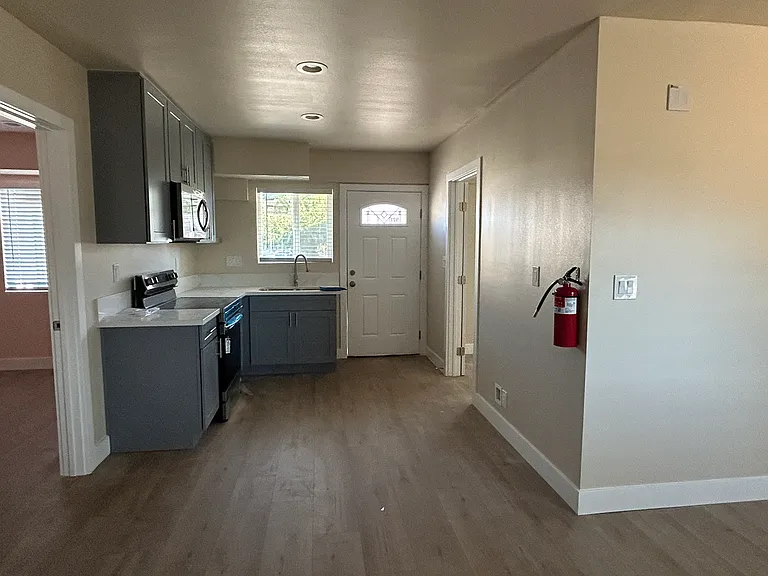 911 E 6th St #921 — Photo 14