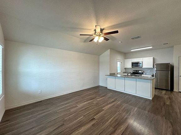 3rd image of 1833 Clovis Dr