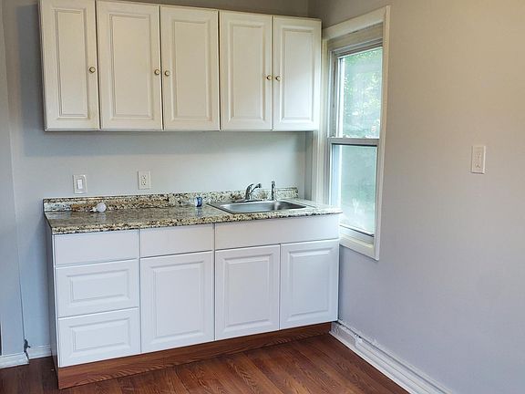 2nd image of 46 Palace Pl #2B