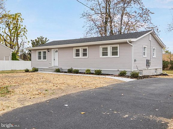 2nd image of 25 Bond Ave