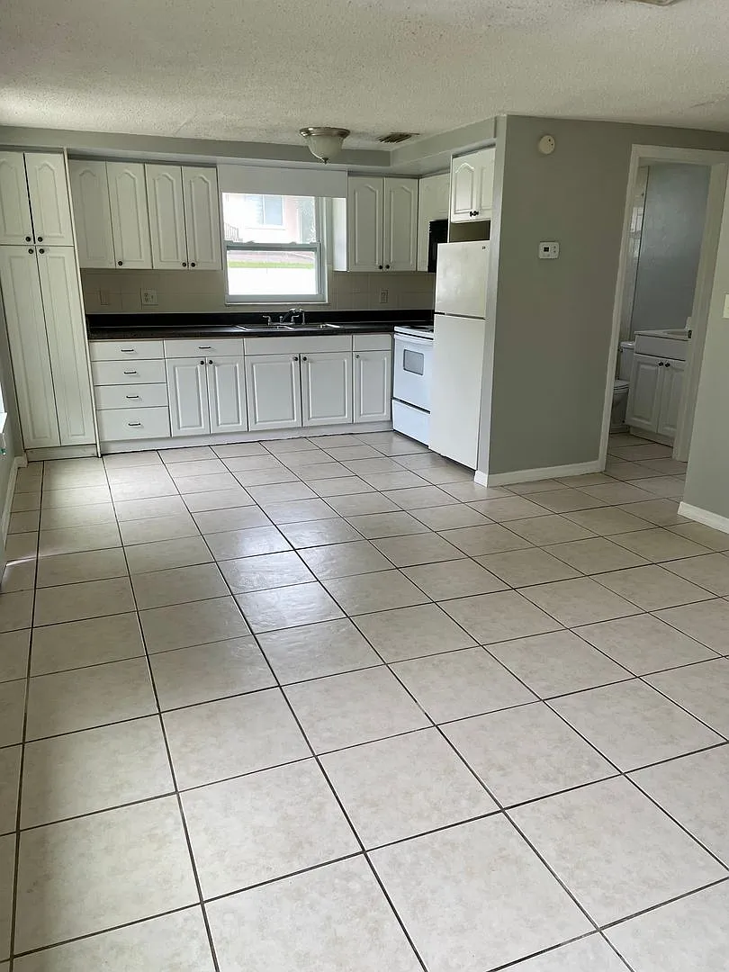2/1 Close to Downtown New Port Richey — Photo 4