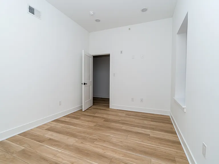2700 E Auburn St — Photo 20