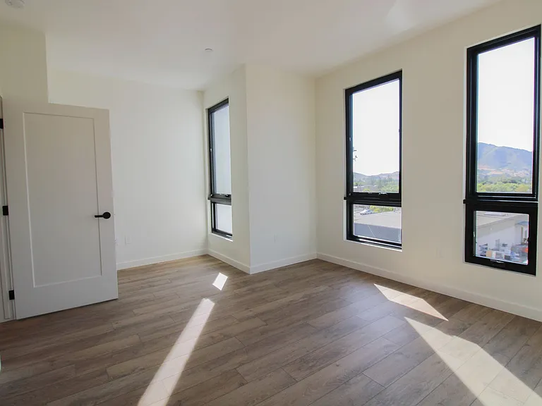 Newly Built Luxury Apartments in San Luis Obispo "Little Italy" — Photo 27