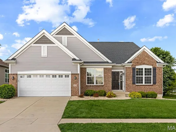 221 Northern Pines Ct, Saint Peters, MO 63376