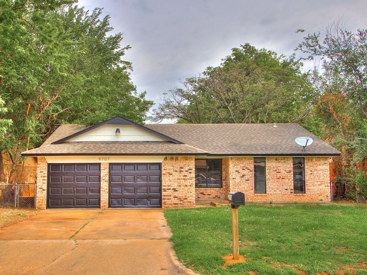 3 bed, 1.5 bath, 1117 sqft, $1,300 — Photo 1