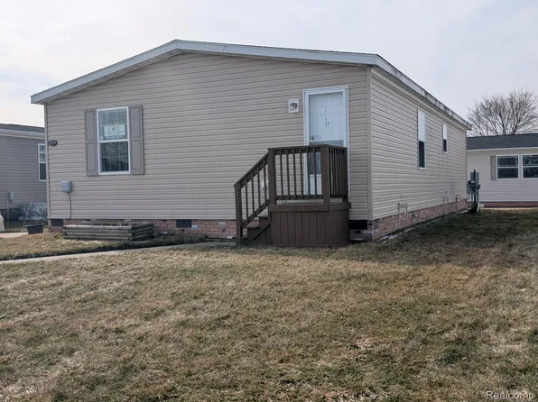 11724 Cedarbrook Dr, South Lyon, MI 48178