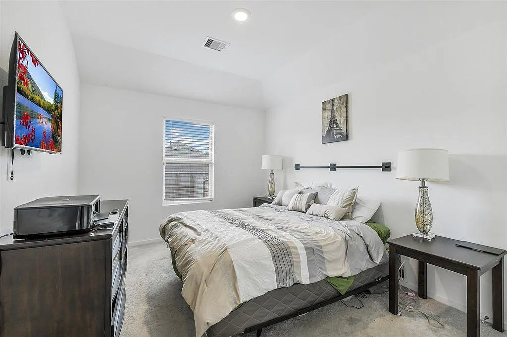 3 bed, 2.0 bath, 19000 sqft, $1,434 — Photo 1