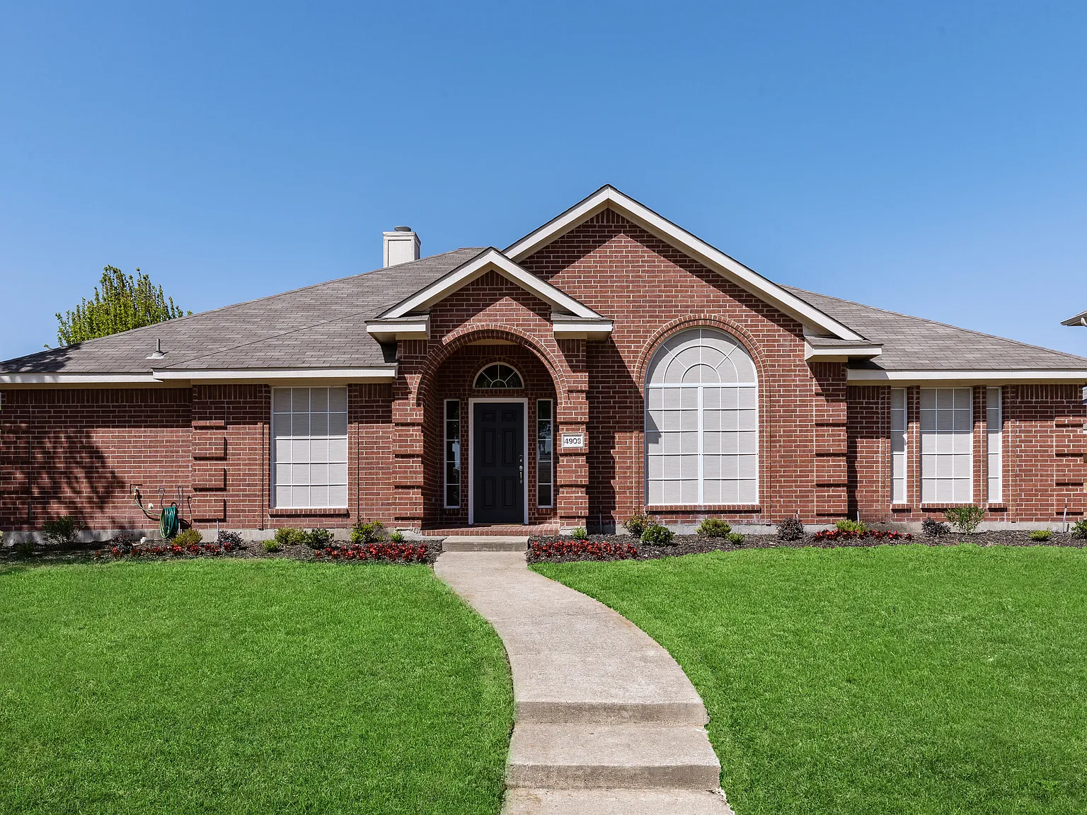 4 bed, 2519 sqft, $8,663 — Photo 2