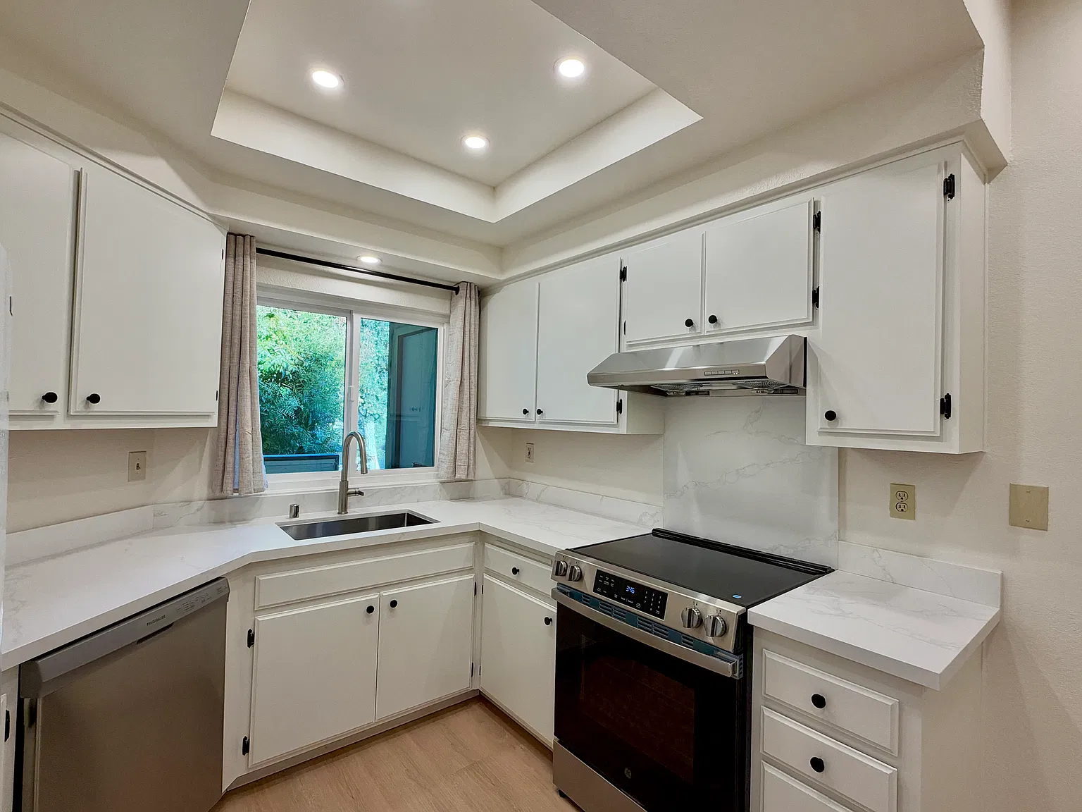 2 bed, 908 sqft, $2,948 — Photo 1