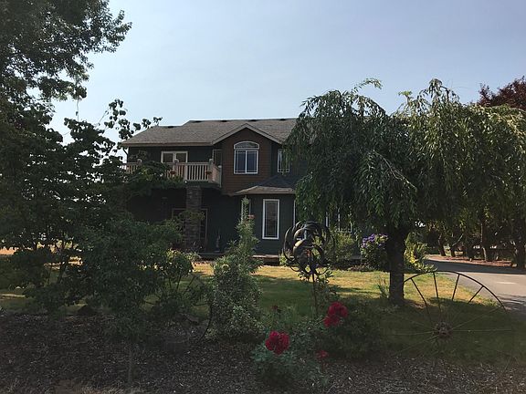 Large yard with redwood cedar deck end to end. Flagstone pat