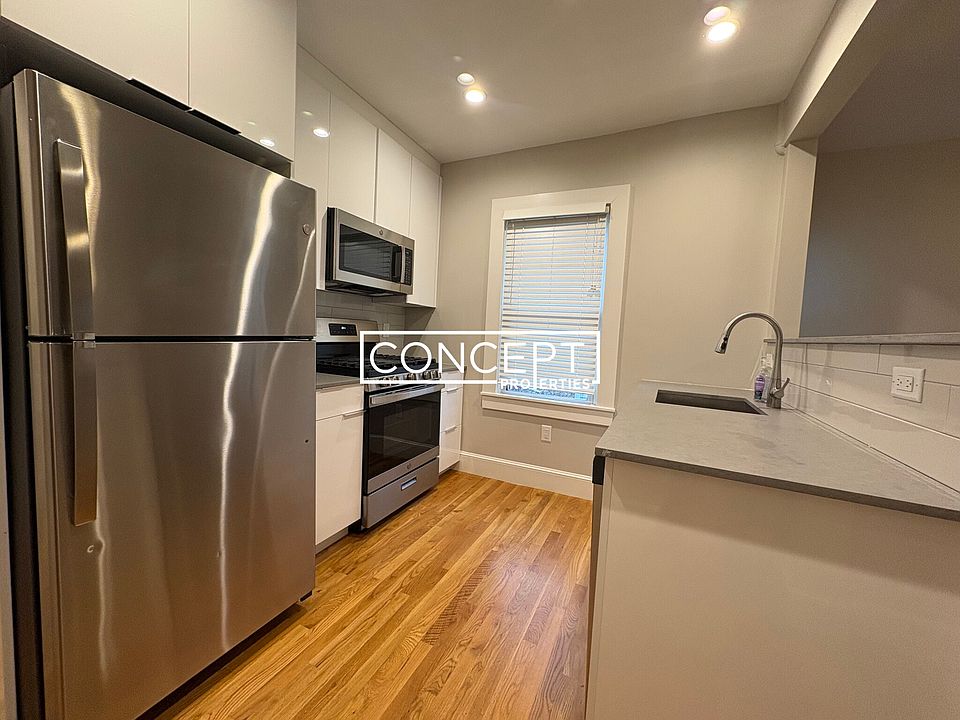 1st image of 220 Banks St #6