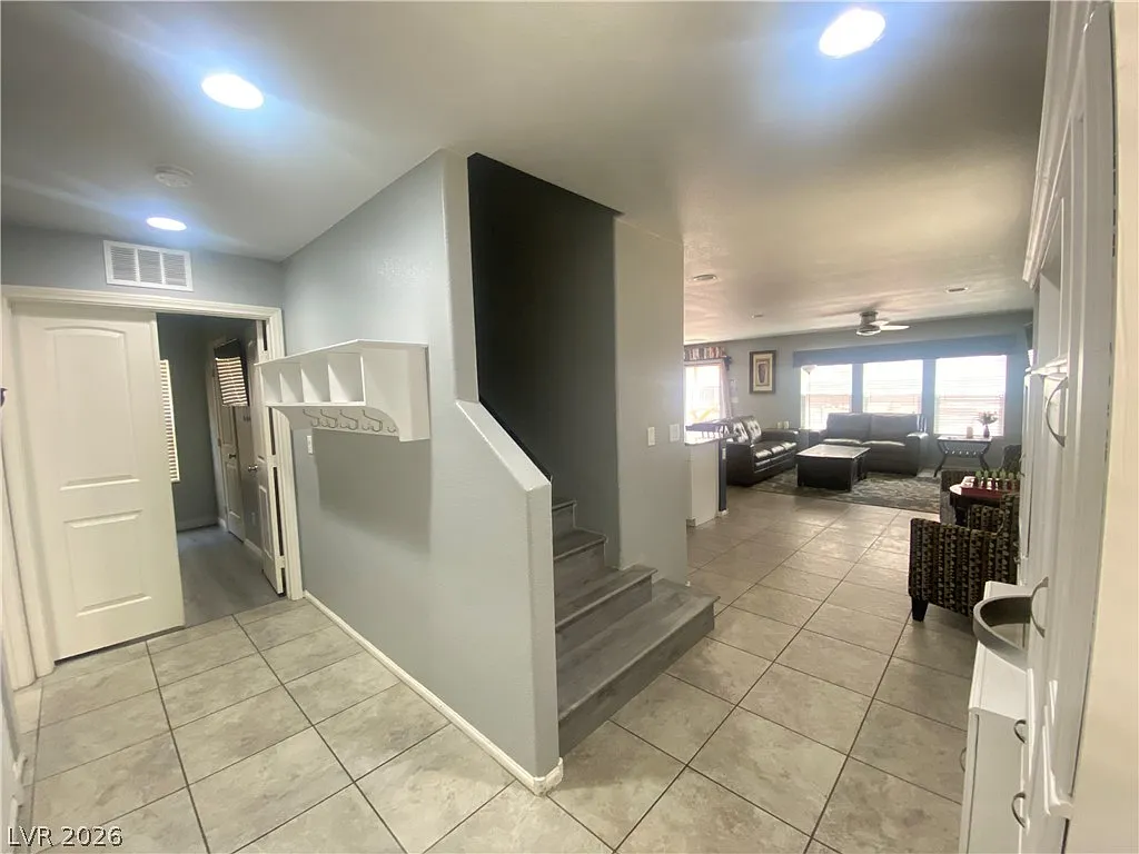 5 bed, 2.5 bath, 2460 sqft, $2,800 — Photo 2