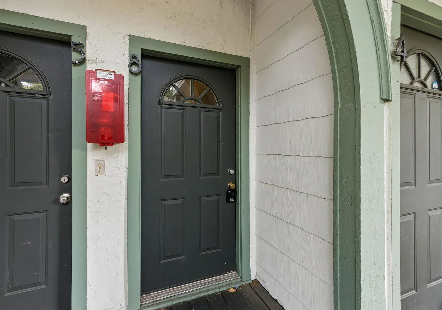 2749 Vernon Terrace — Photo 2