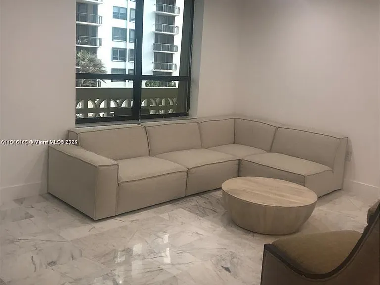 10185 Collins Ave #516 — Photo 2