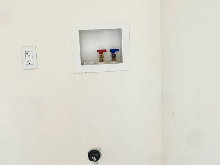 Washer/Dryer Hook-ups