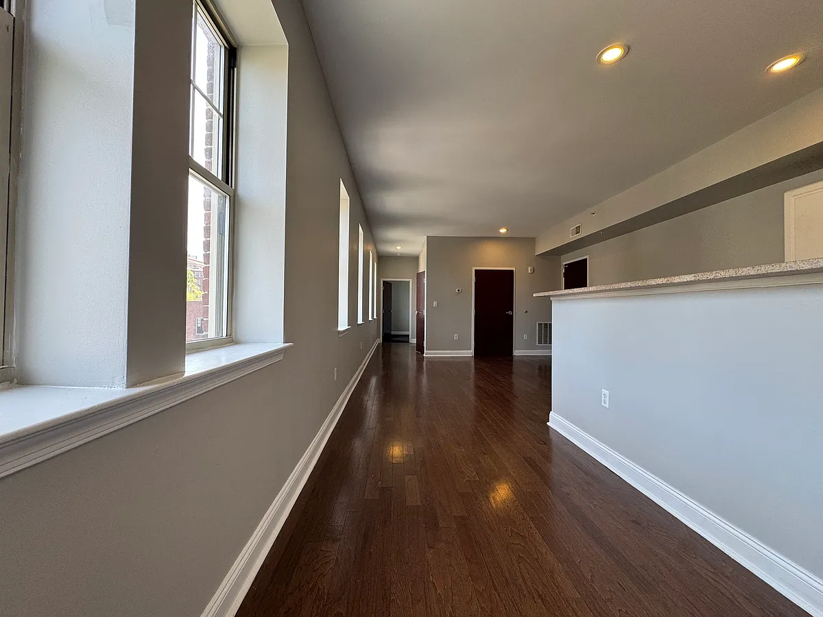 Building Photo - 210-512 Farmington Ave #E512