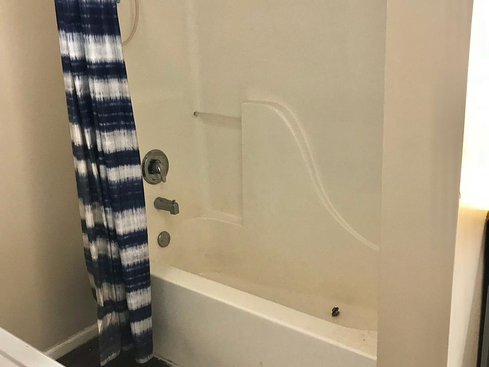 Large bathroom with Deep Bath - Great for Relaxing.