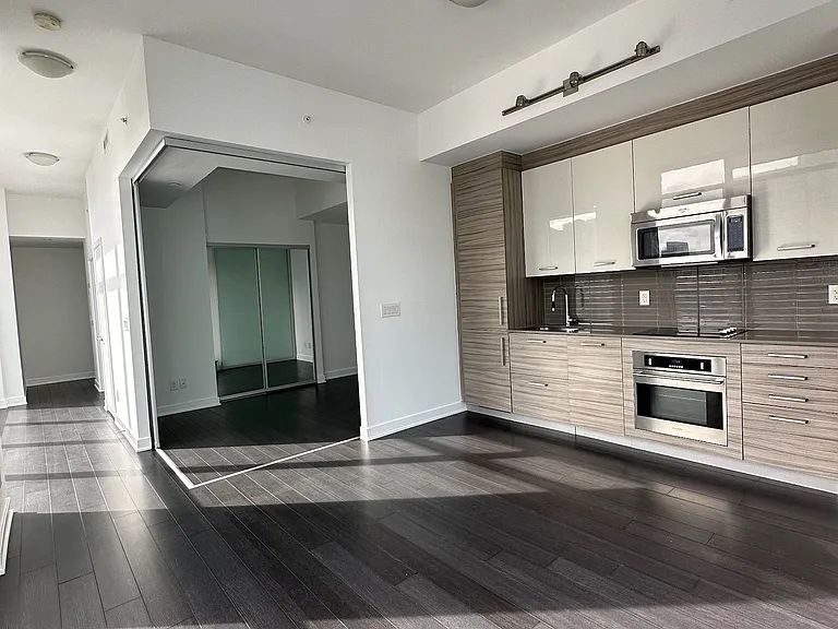 210 Simcoe St #2402 — Photo 10