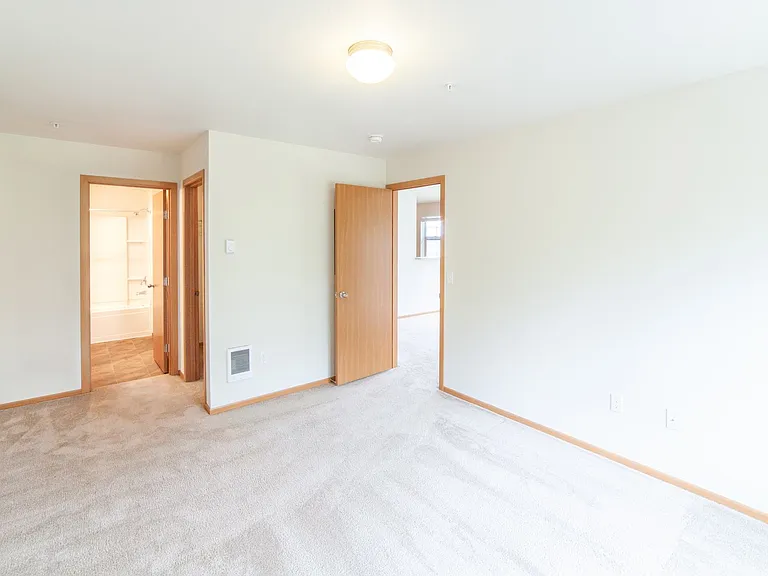 Four Lakes Apartment Homes — Photo 34
