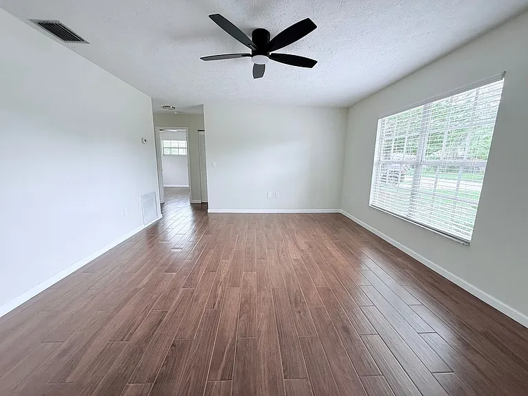 2953 Oak St — Photo 3