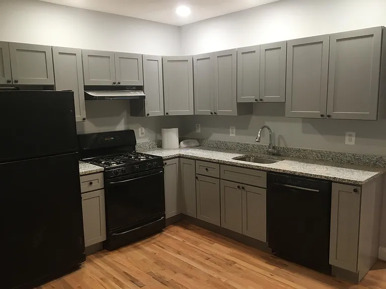 3804 Falls Rd — Photo 7