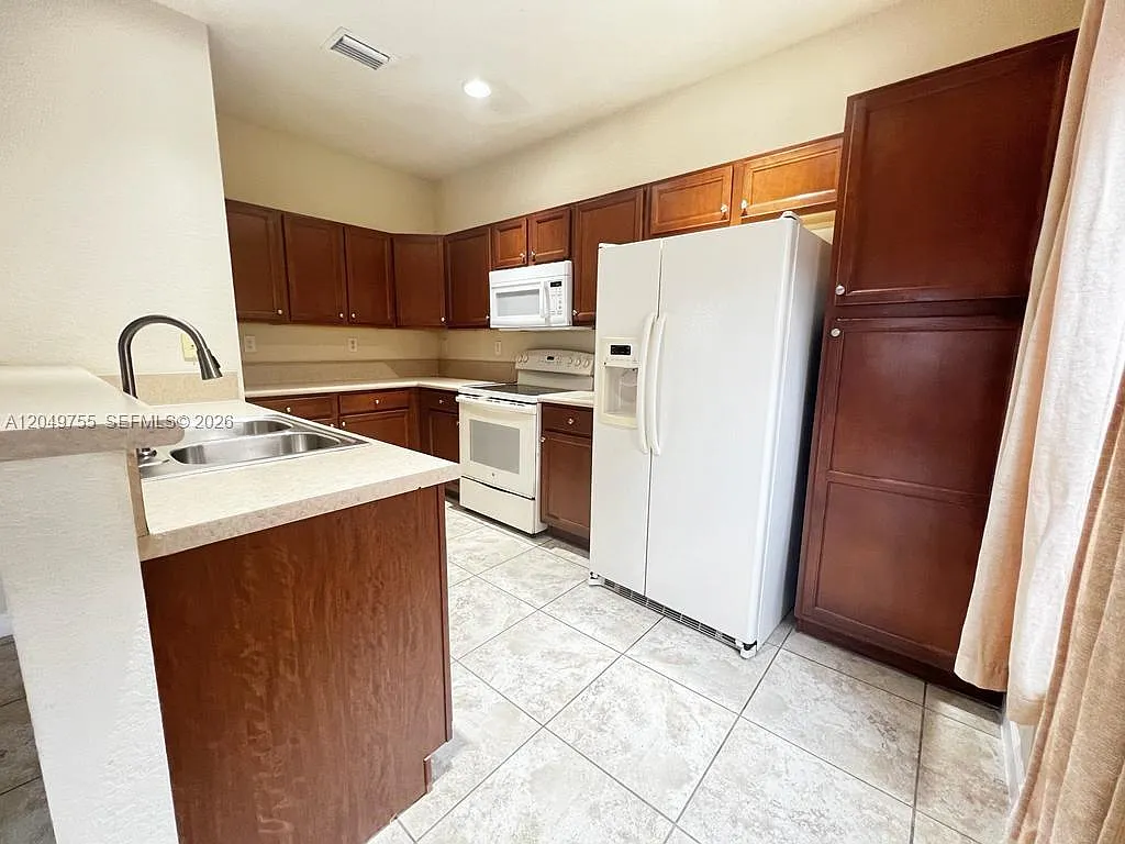Kendall Commons Residenti — Photo 3