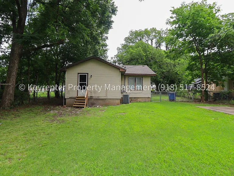 1928 N Columbia Pl — Photo 17