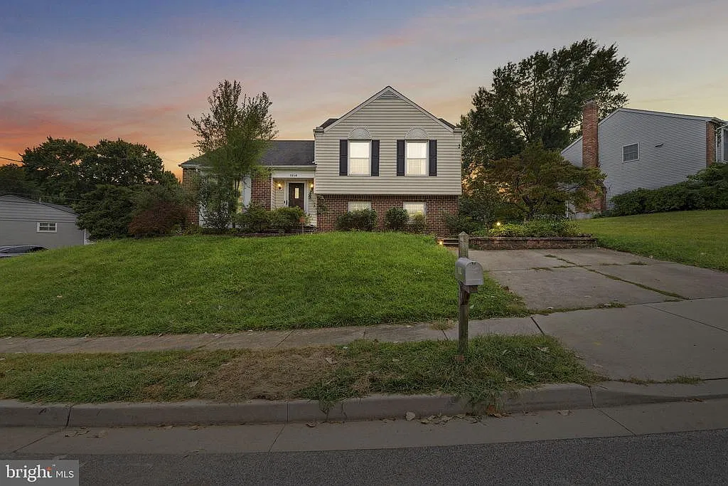 3 bed, 3.0 bath, 1898 sqft, $3,300 — Photo 2