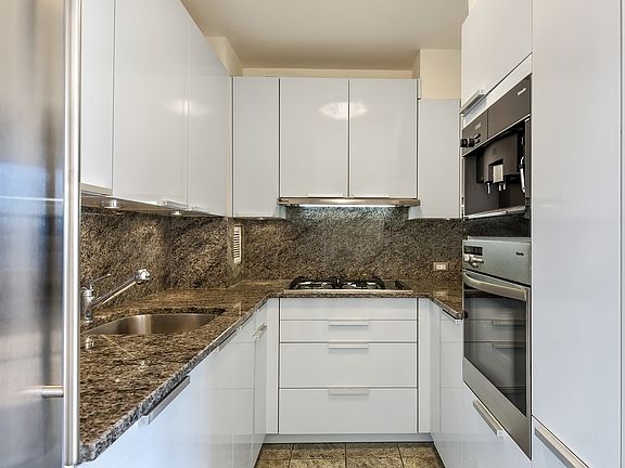 5th image of 2250 Broadway APT 11D