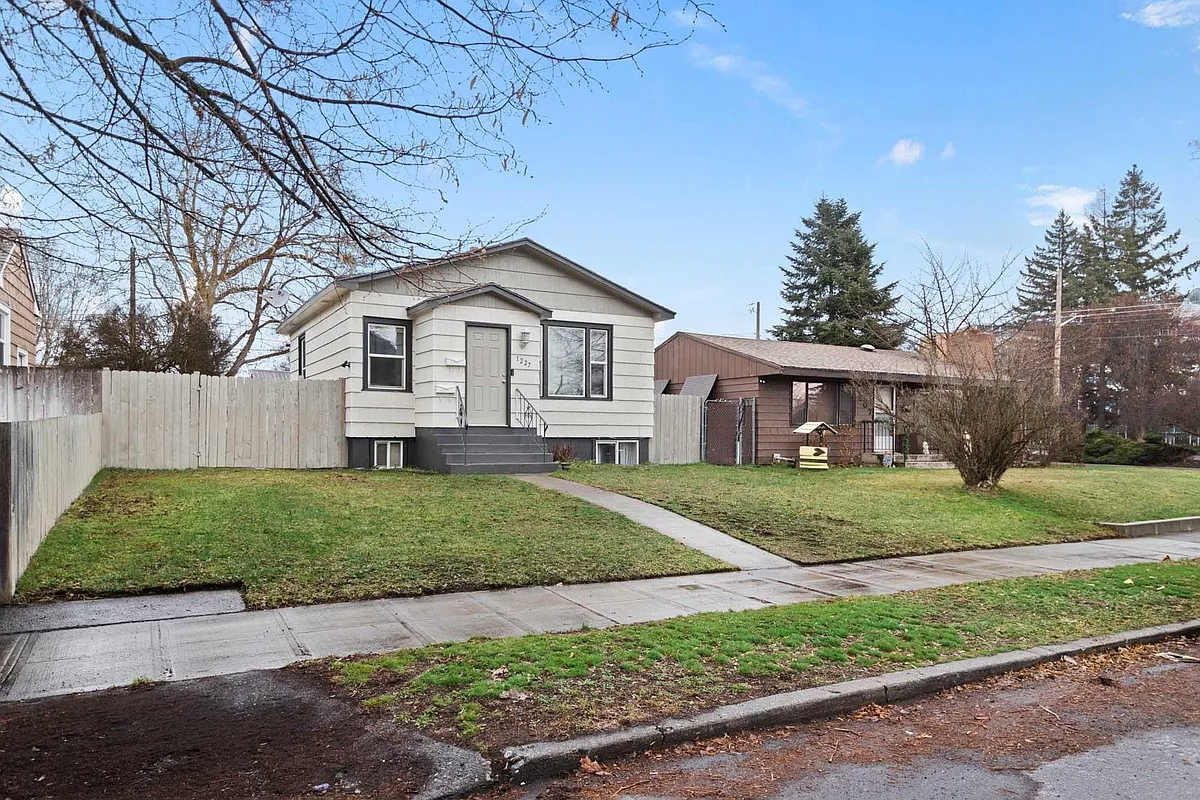 Building Photo - 1227 E Augusta Ave #B