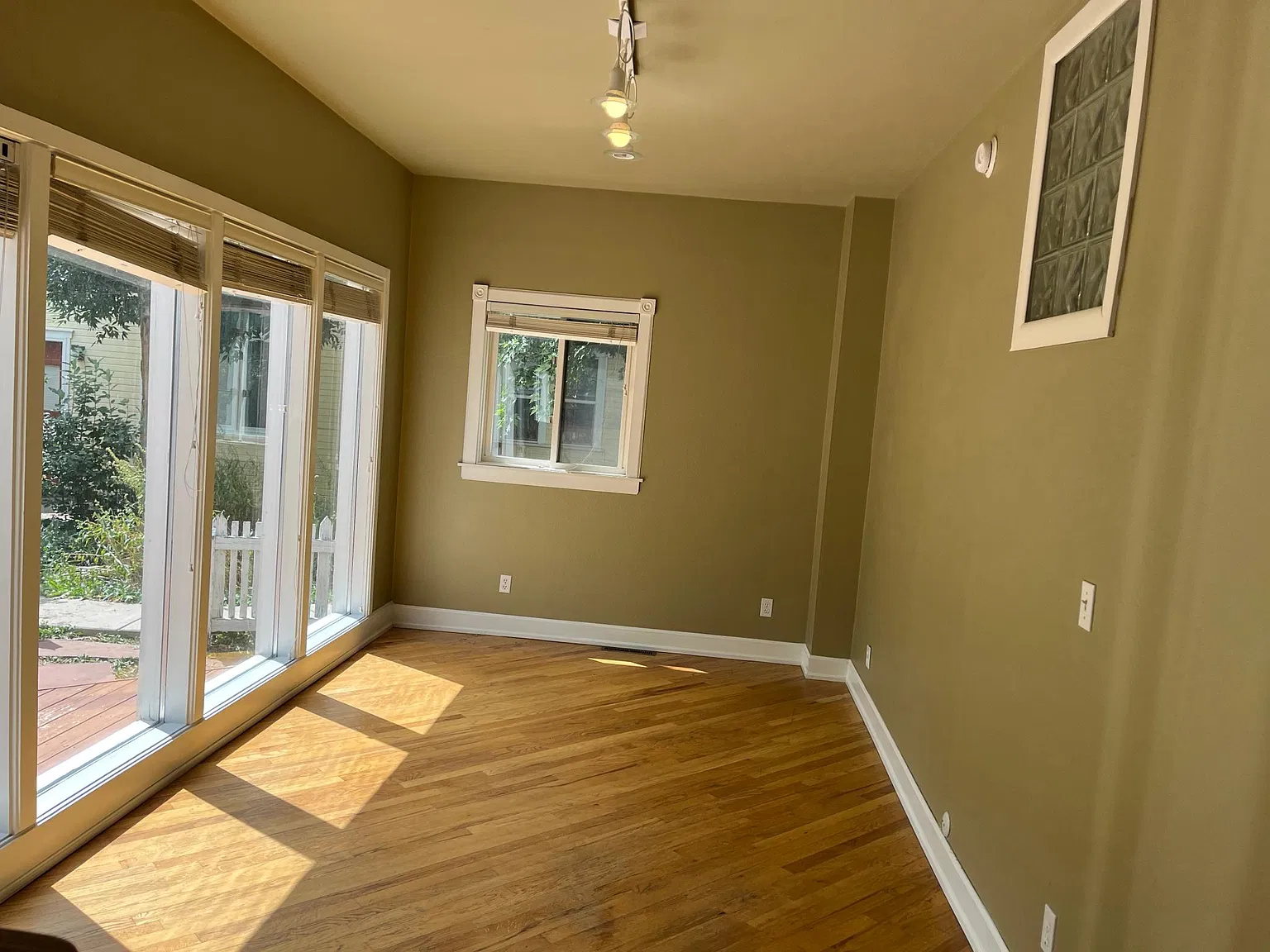 3 bed, 1408 sqft, $4,080 — Photo 4