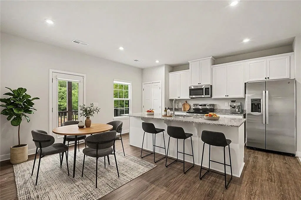 3 bed, 4.0 bath, 1600 sqft, $2,300 — Photo 3