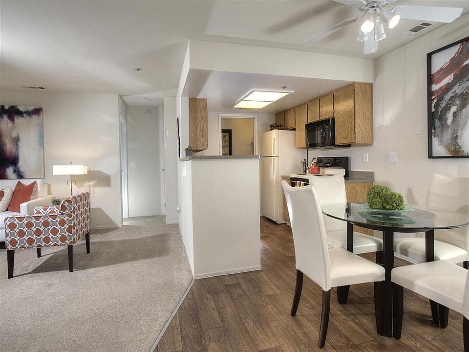 2x2 Dining Area
