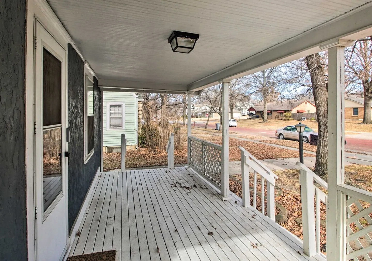 Newly remodeled, fully furnished adorable bungalow in a great location! — Photo 4