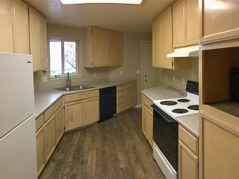 445 Crystal Dr — Photo 8