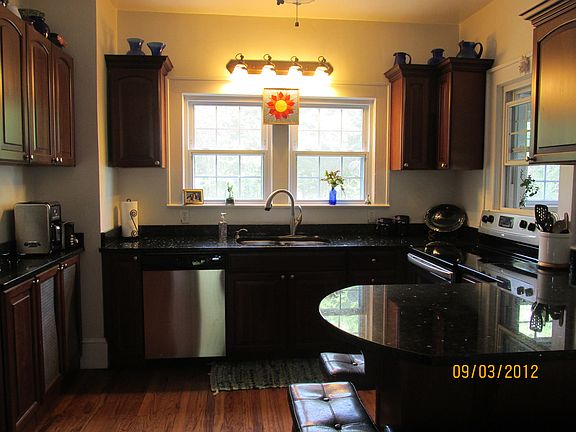 4th image of 414 Bailey Street