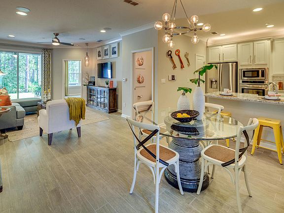5th image of 209 Pindo Palm Dr
