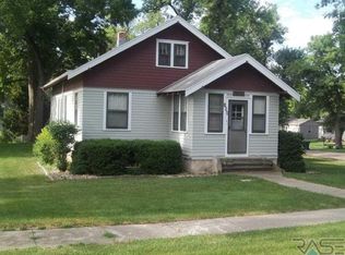302 E 3rd St, Hills, MN 56138
