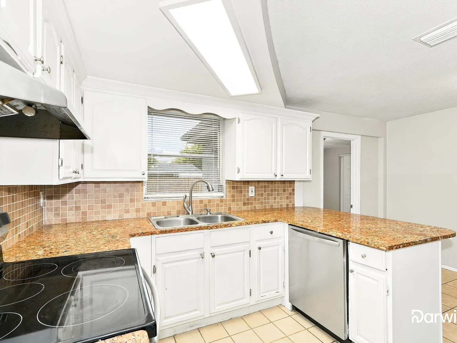 3 bed, 2.0 bath, 1083 sqft, $2,055 — Photo 2