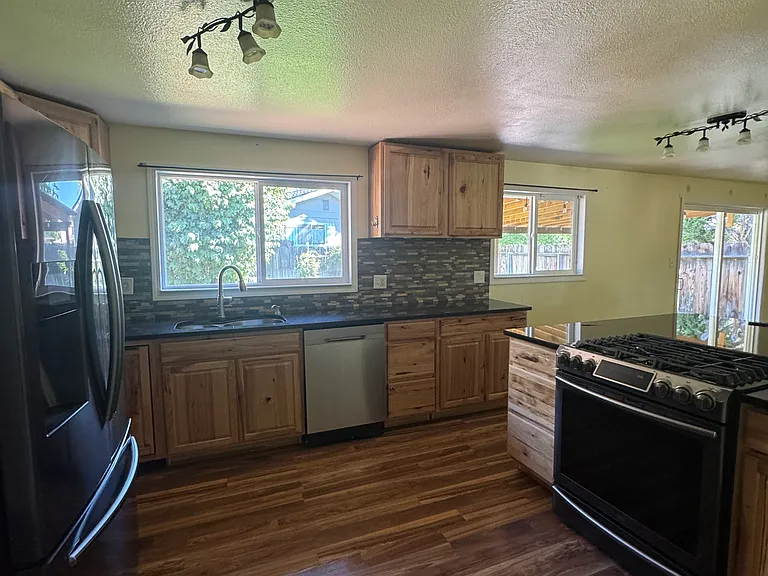 809 Sonoma St — Photo 3