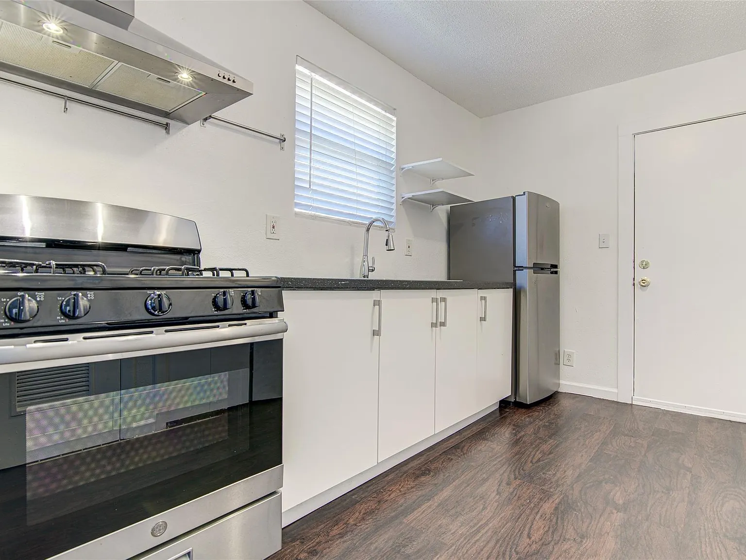 3 bed, 728 sqft, $2,100 — Photo 3