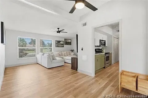 3 bed, 2.0 bath, 1721 sqft, $1,749 — Photo 3