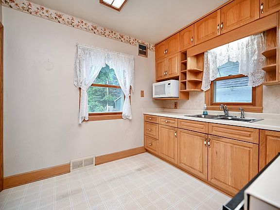 5th image of 368 W Sarnia St